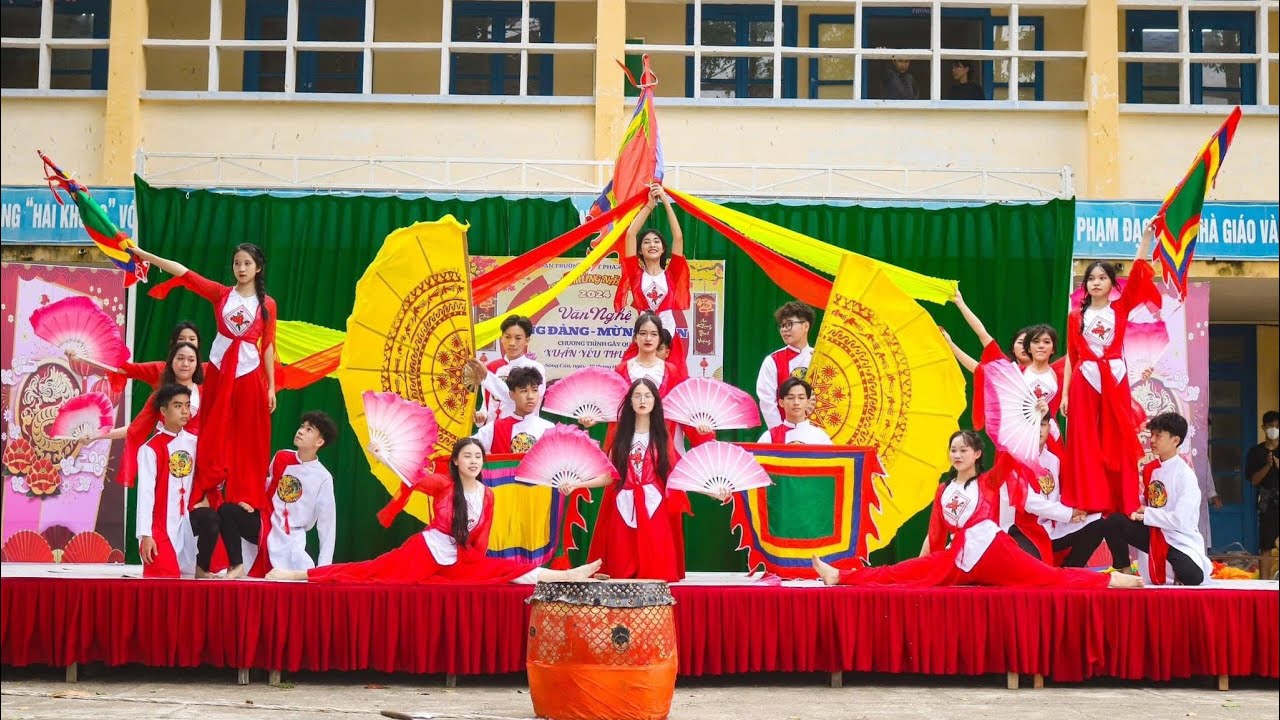 Múa: TÂY SƠN BƯỚC CHÂN HÀO KIỆT (Lớp 11XH2)
