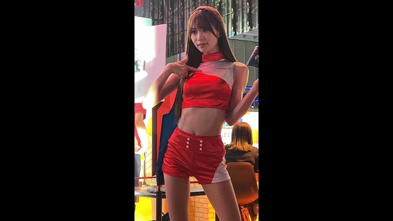東京ゲームショウ2022：コナミのコンパニオンのパツパツなたタイトミニがお似合いのかわいい女性に見惚れてしまった   ！