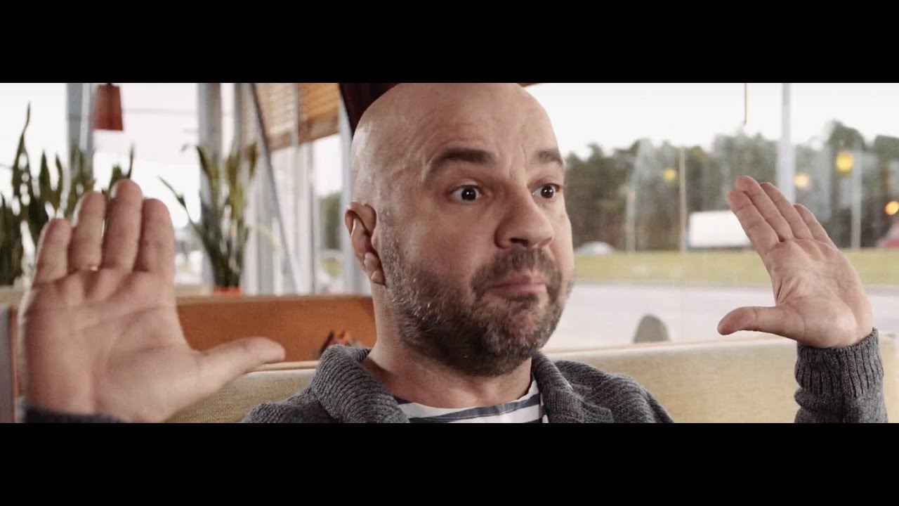 Mihkel Raud s&otilde;imab ettekandjat