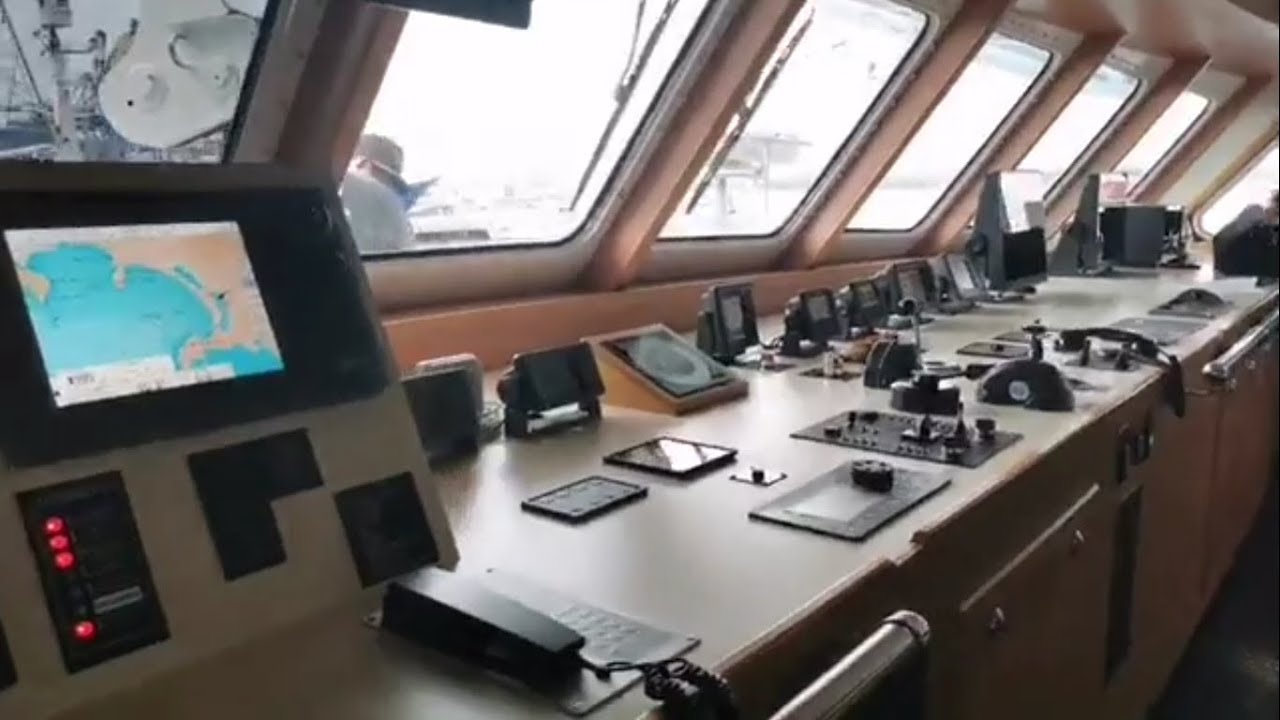 PUENTE DE MANDO DE MANDO DE UN BARCO ATUNERO CONGELADOR - CAPITÁN NAVEGADOR