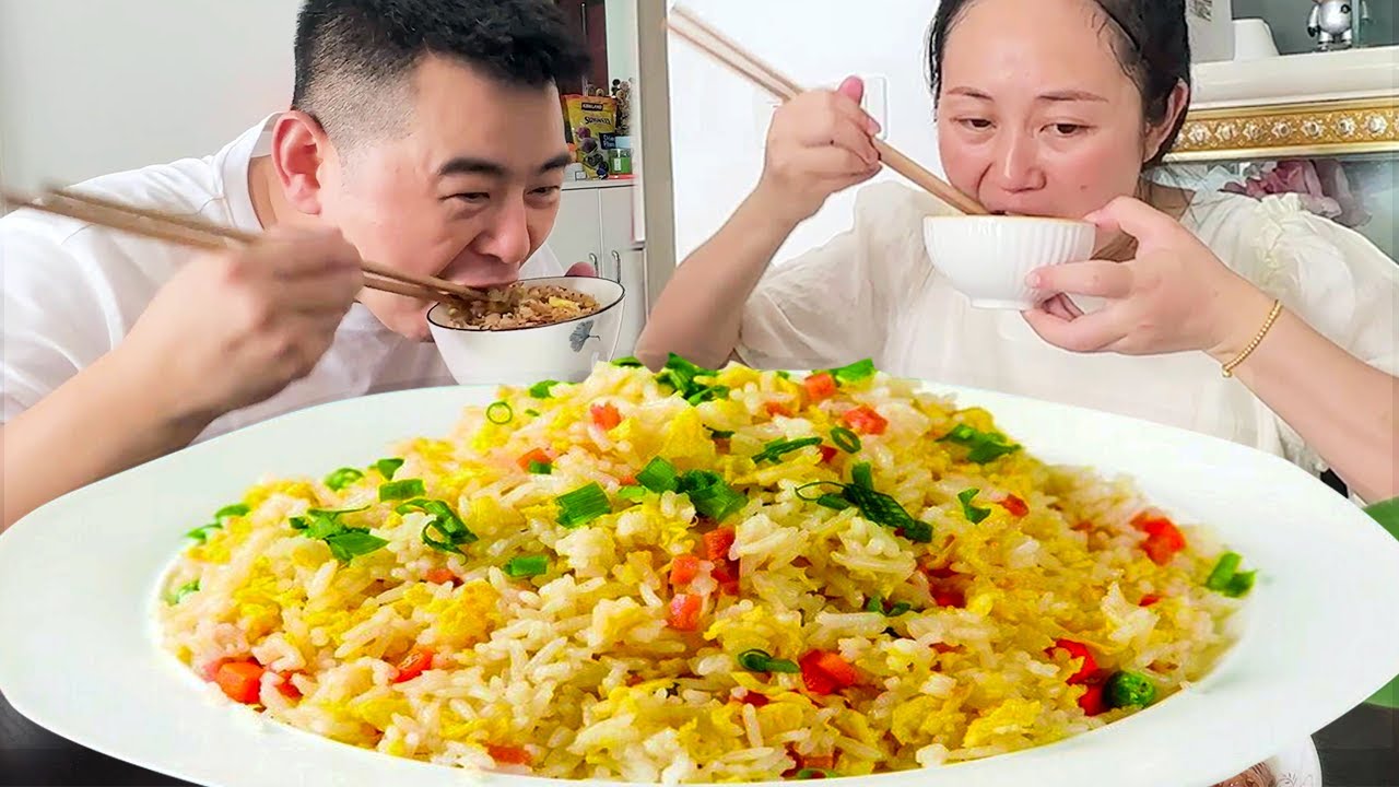 Дебют Чабби с жареным рисом, гусиными яйцами и нарезанной кубиками ветчиной
