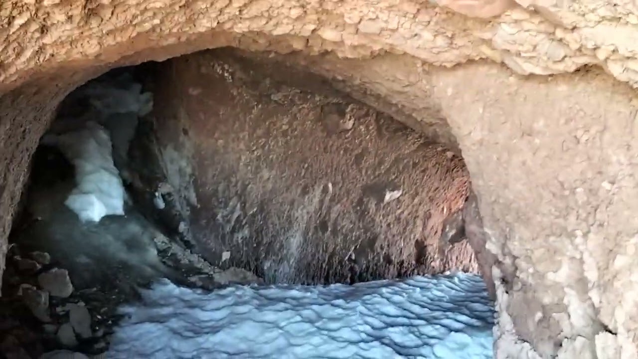Erciyes zirvedeki mağara güneyden kuzeye acılan kapı