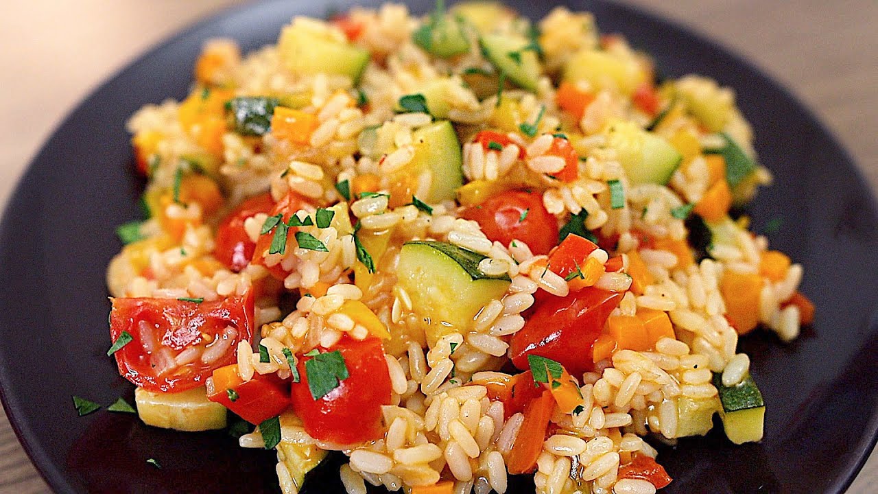Rezept f&uuml;r leckeren Reis mit Zucchini, Paprika und Tomaten. Leichtes Abendessen!