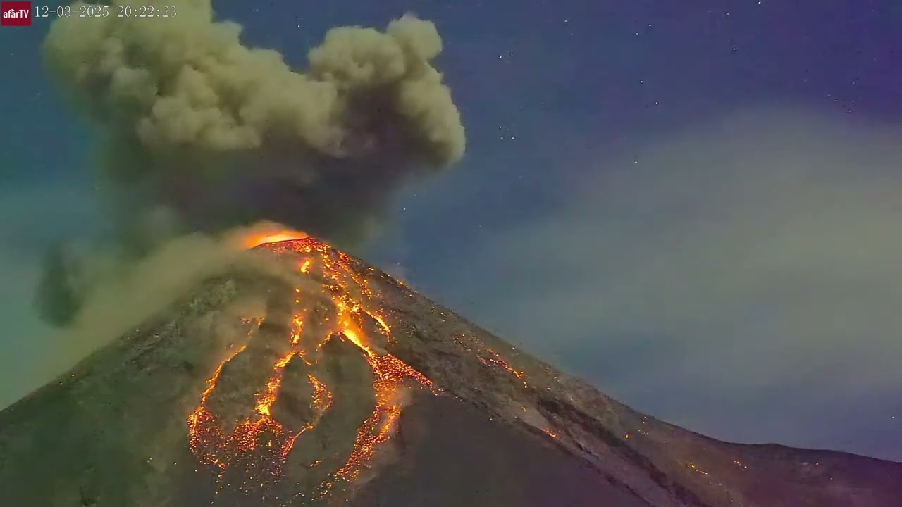 Loud Volcanic Eruption Shakes Camera 8km Away - Fuego Volcano (Dec 3, 2025)