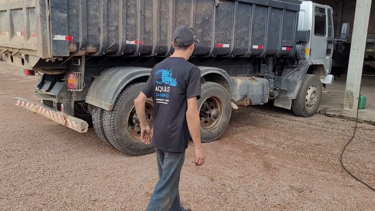 o caminhão traçado puxa no eixo de trás ou da frente (anterior ou posterior)?