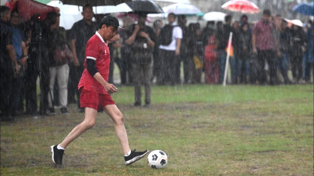 Saat Presiden Jokowi Bermain Sepak Bola Bersama Warga Sleman, 27 Januari 2024
