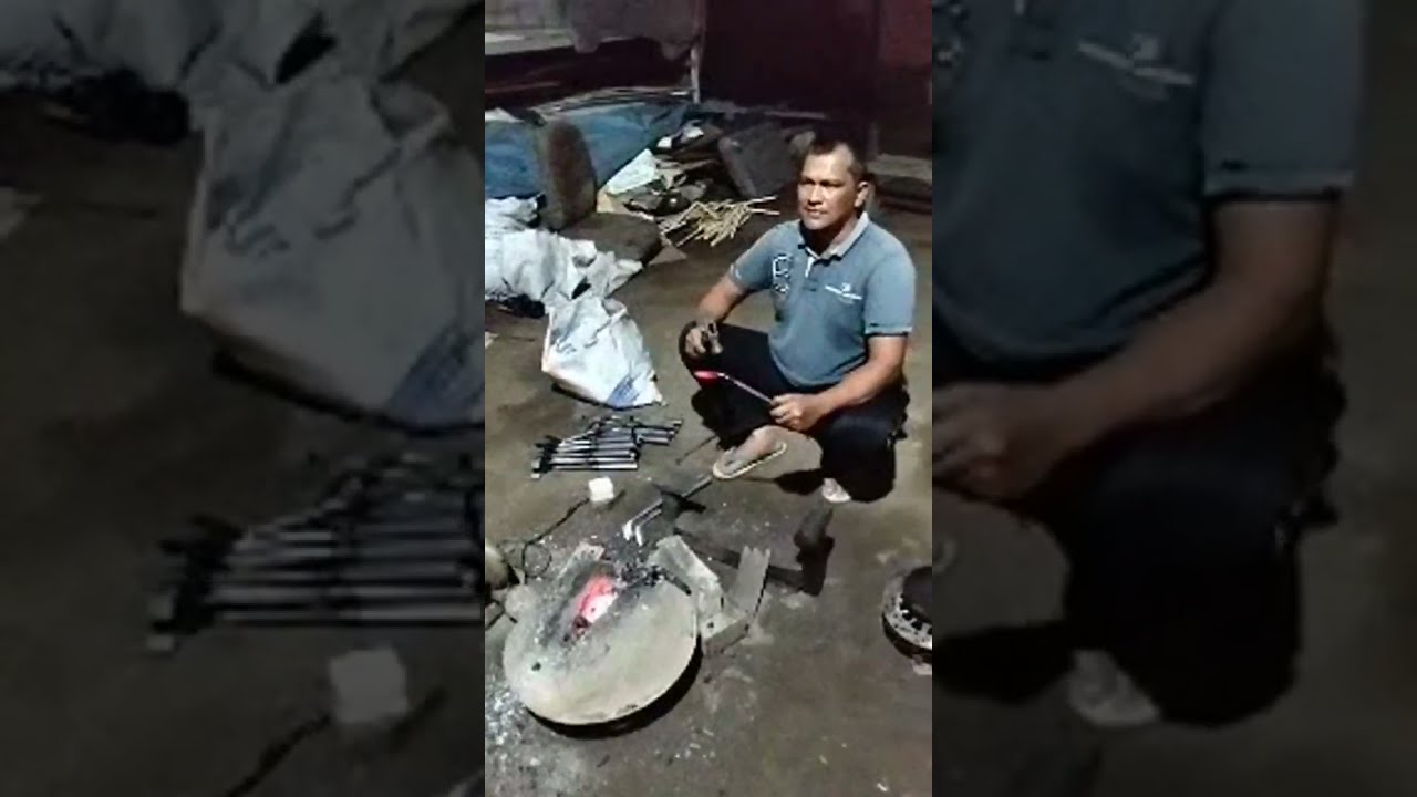 Proses penempaan pisau sadap karet 