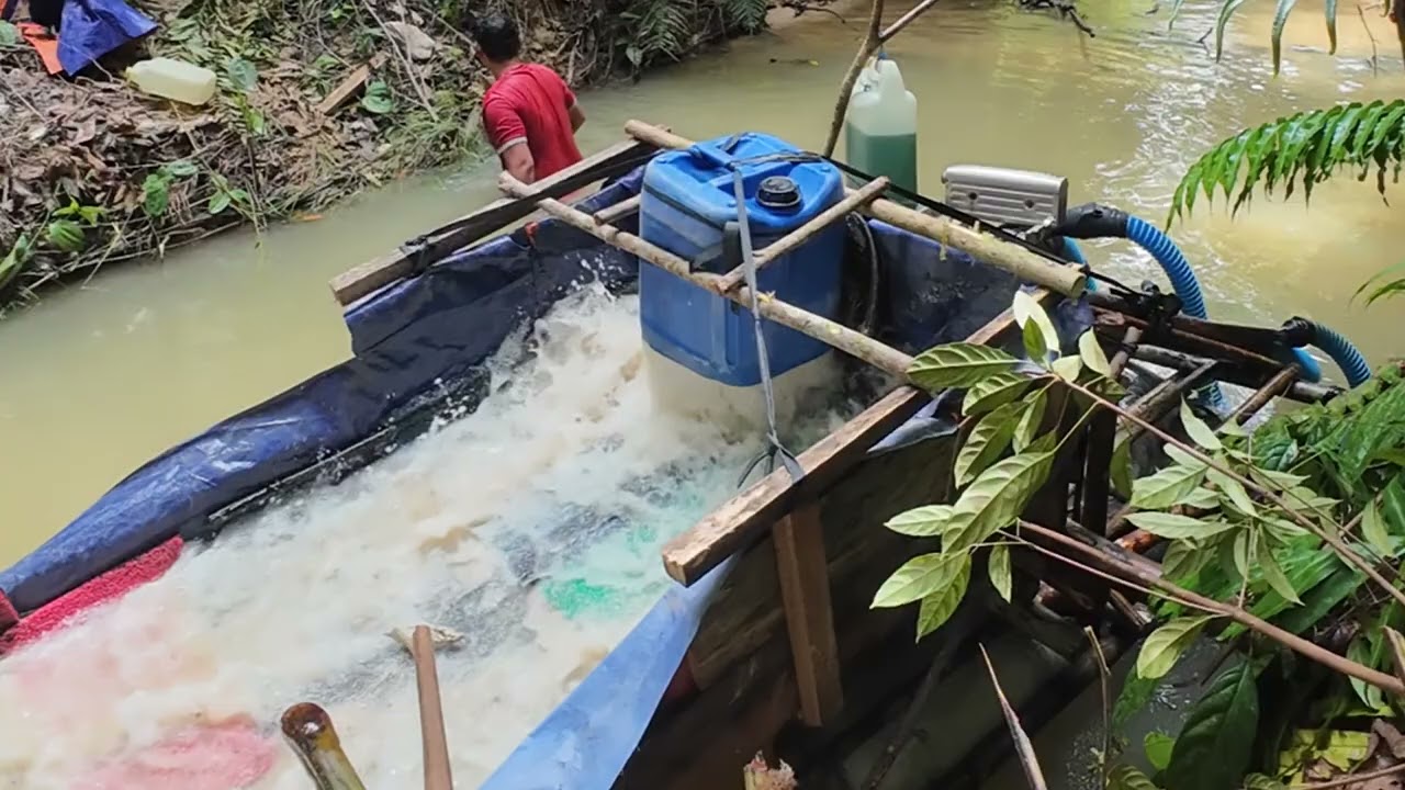 cari emas di sungai menggunakan misin sedot emas sederhana