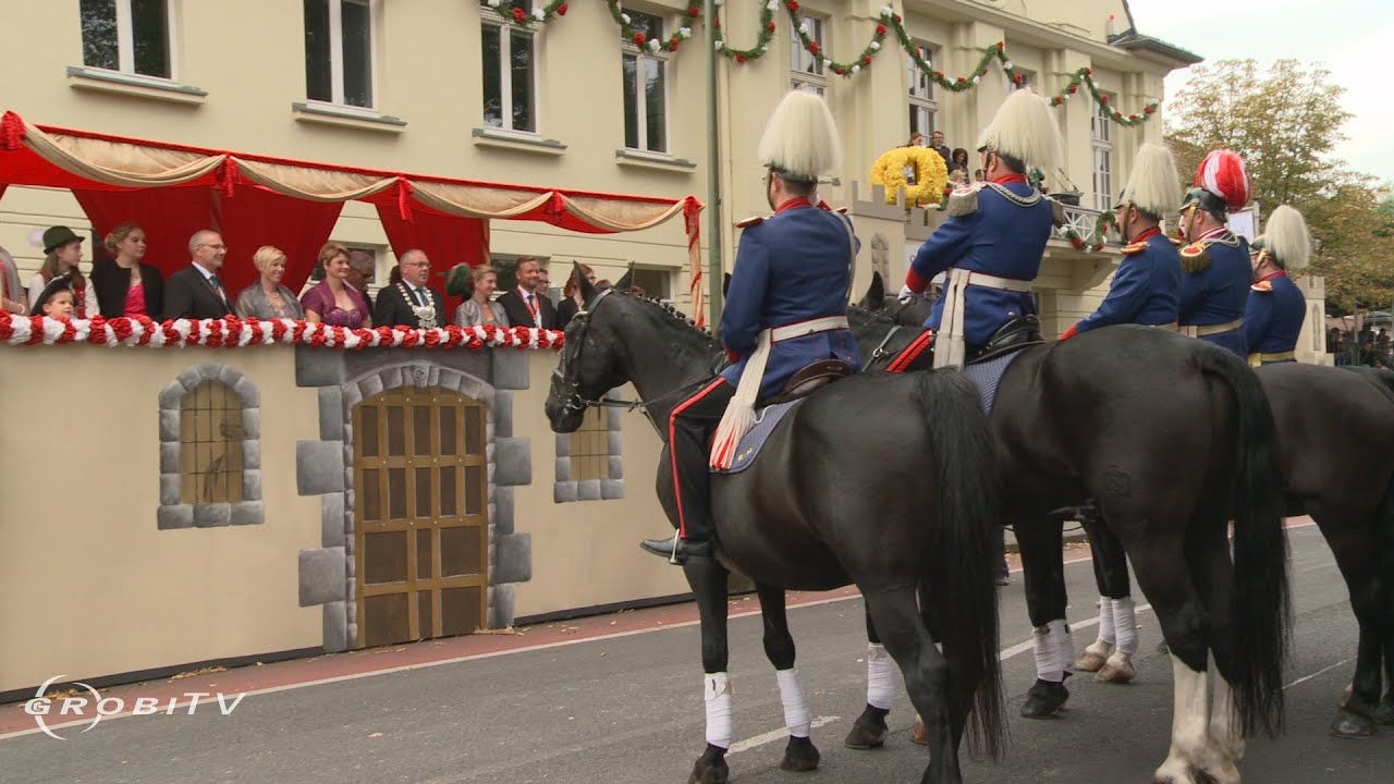 Osterather Schützenfest 2016 - Parade vor der Ehrentribüne am Rathaus