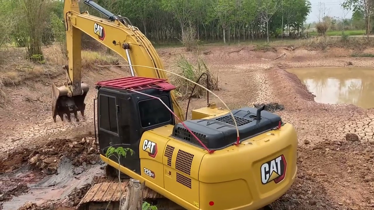 รถขุด CAT 320 GX  ลงขุดสระมีโคลนตม  ขับแบบนี้ถูกใจเฒ่าแก่