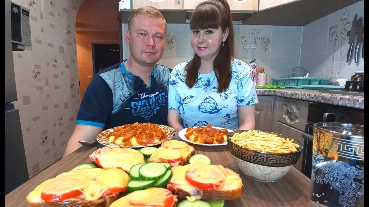 Мукбанг. Картофельное пюре и гуляш