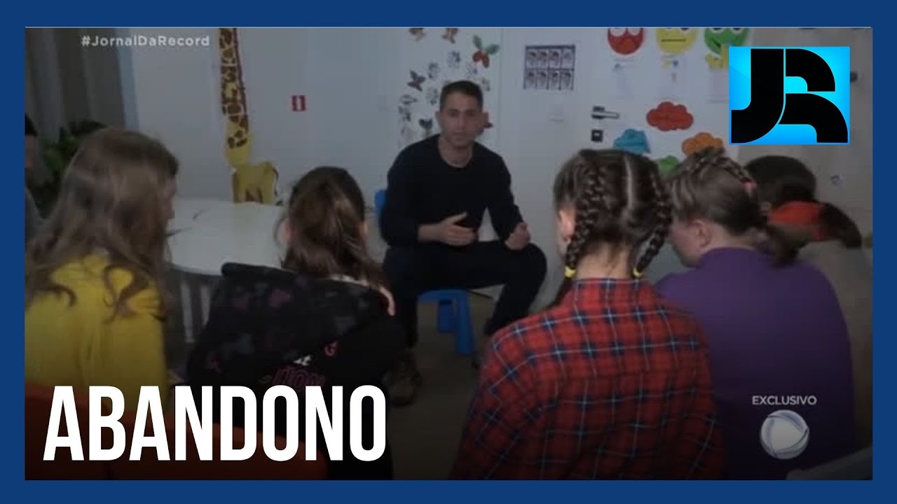 Repórter conversa com crianças ucranianas abandonadas pelos pais adotivos durante a guerra