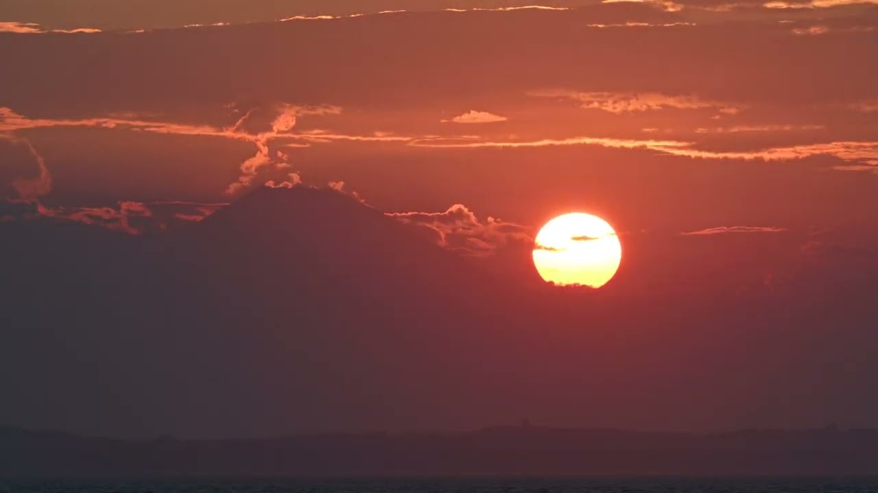 2024年8月12日、鋸南町竜島なぎさおおはしからの夕陽