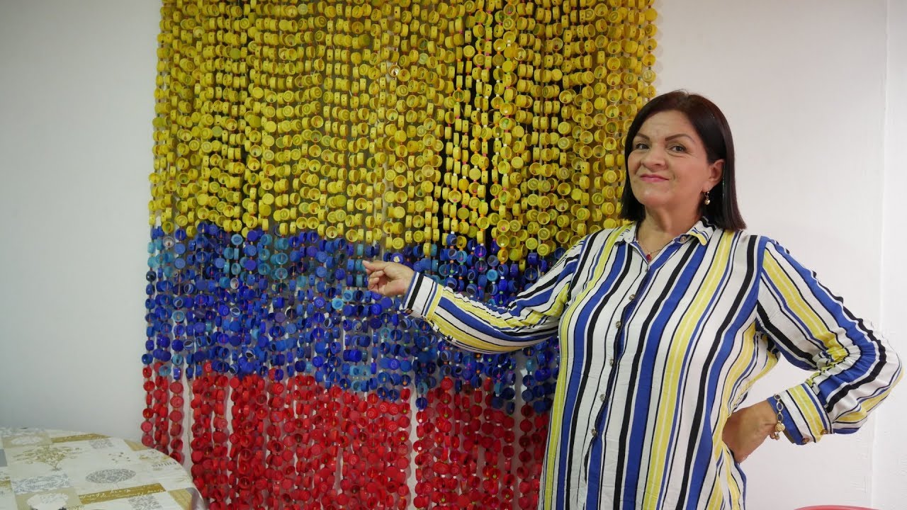 Cortina de tapas recicladas.