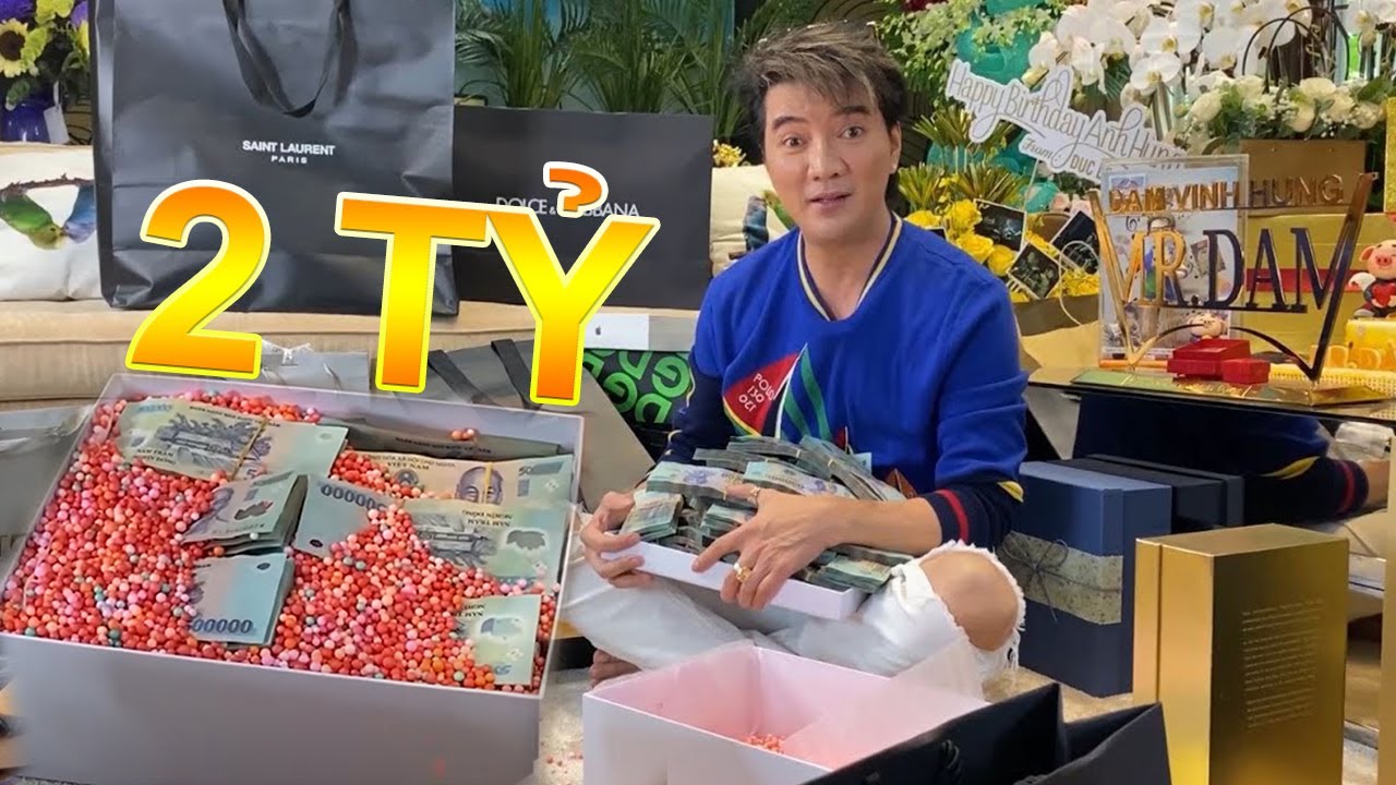 Đàm Vĩnh Hưng đập hộp quà sinh nhật, phát hiện hộp quà toàn tiền mặt trị giá hàng tỷ đồng