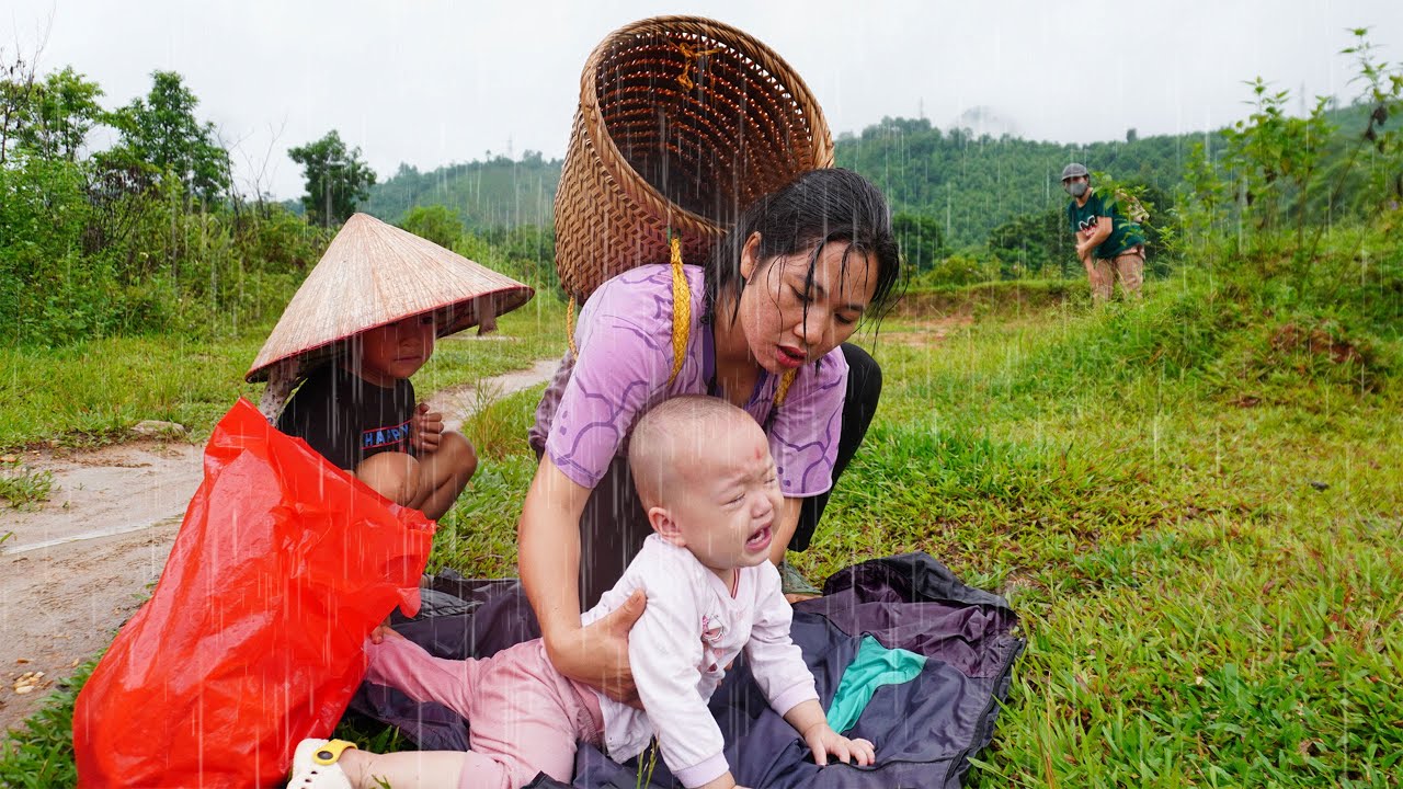 Heartbreaking story of a lost child on a rainy day: What will a single mother do? |Ly Phuc kieu