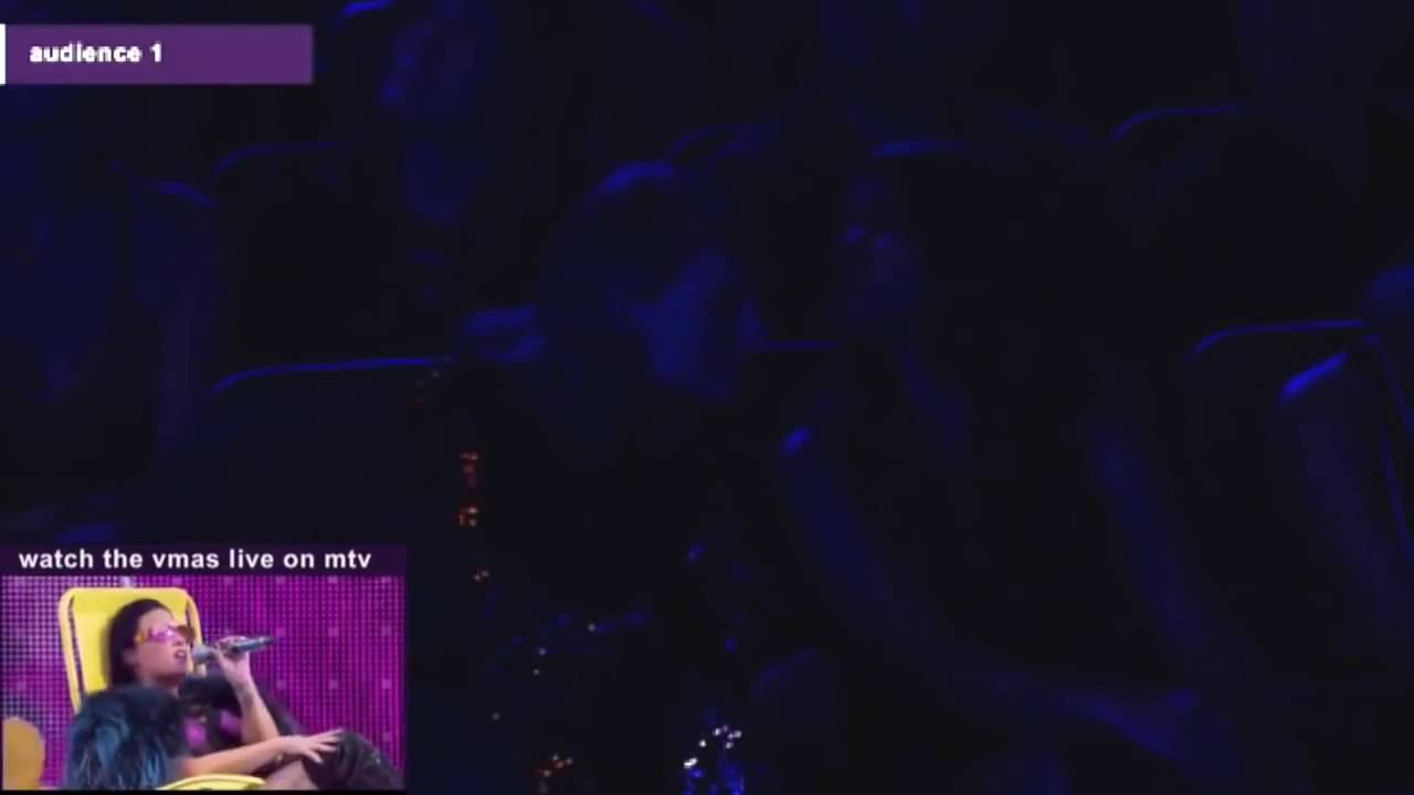 Selena Gomez and Taylor Swift React to Demi Lovato's performance at VMA 2015
