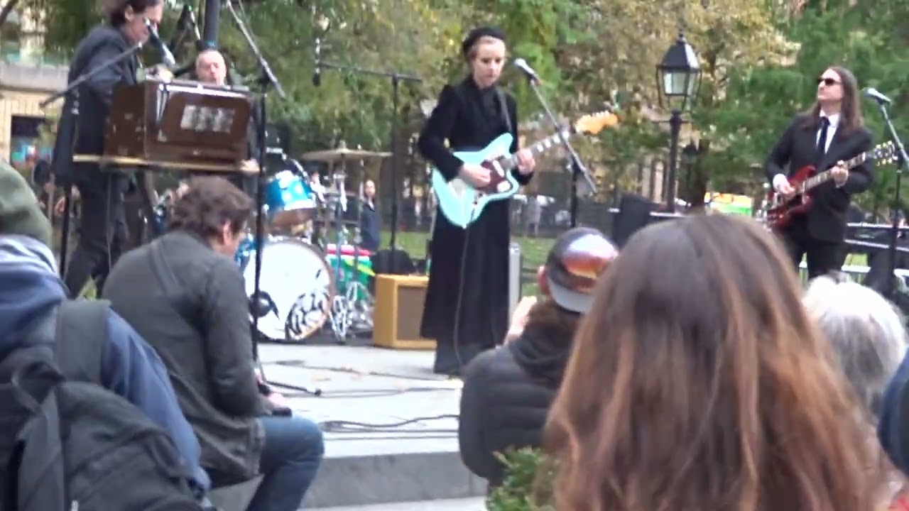 Grace Bergere - soundcheck + La Strada @ Washington Sq, NYC, Nov 7, 2025
