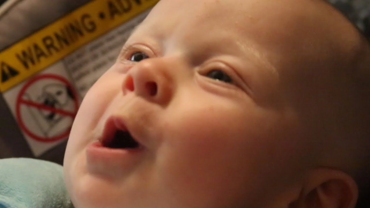 Четырехмесячный ребенок пытается спеть песню Карен Карпентер Melts Hearts.