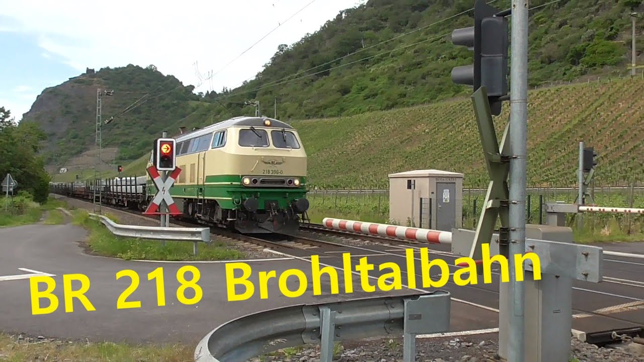 BR 218 der Brohltal Eisenbahn zieht Flachwaggons mit Alubrammen level crossing Bahnübergang rhine BÜ