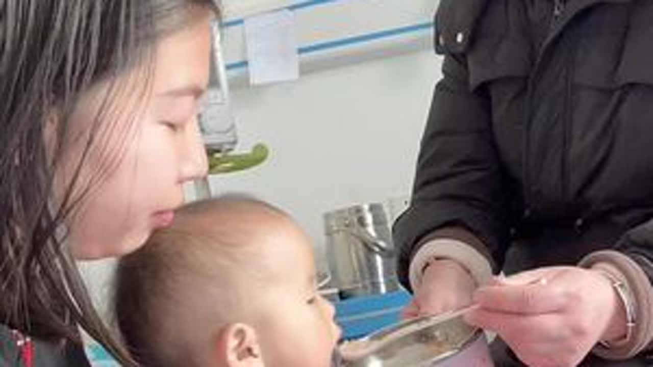 第一次因为反反复复的发烧住院#爱的陪伴乐在其中 #小家伙还挺会配合 #住院难熬的日子 #反反复复发烧 #宝宝生病住院了
