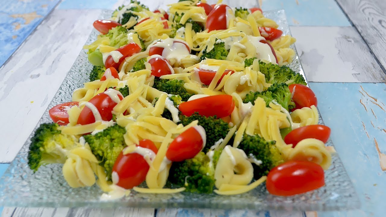 Sałatka z brokułem, tortellini i pomidorami - Jak zrobić - Smakowite Dania