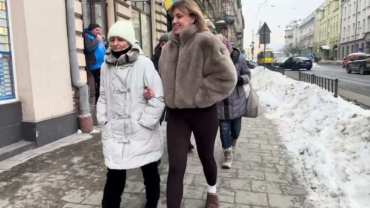 У Львові зняли головну ялинку. Свято ЗУНР УНР у Львові #львівяквінє #lvivskijbatyar #ялинка #львів