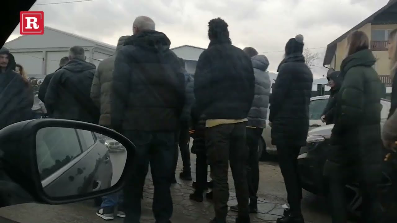 Reka ljudi slila se u kuću Novakovića ispred koje je formiran red
