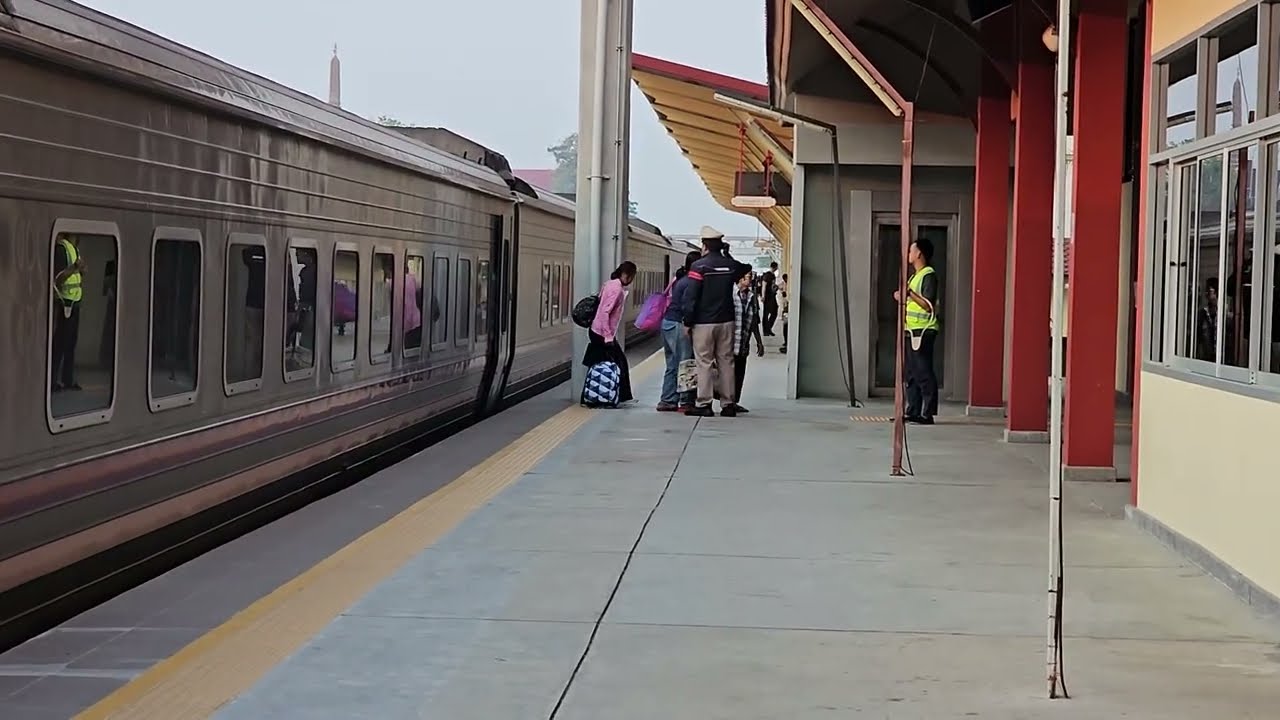 รถด่วนพิเศษทักษิณารัถย์ 32 จอดบ้านโป่ง Taksinarath Special Express 32 Hat Yai - Krungthep Apiwat