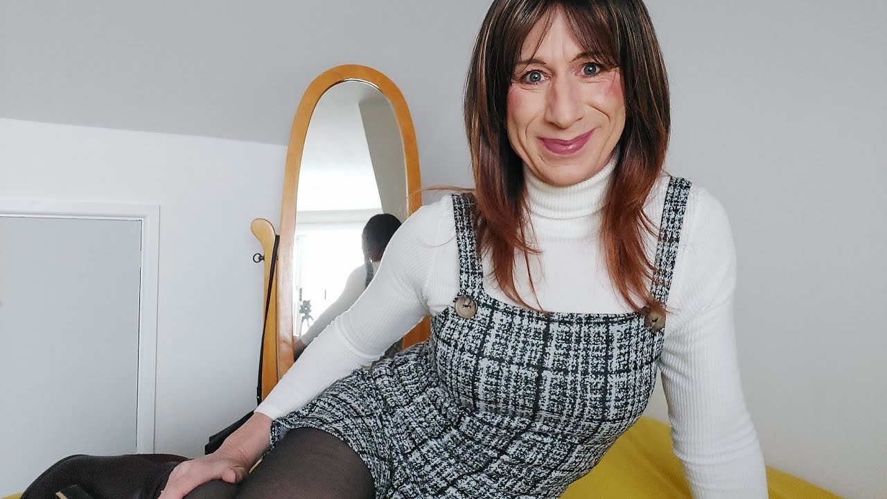 crossdresser Leah layering tights