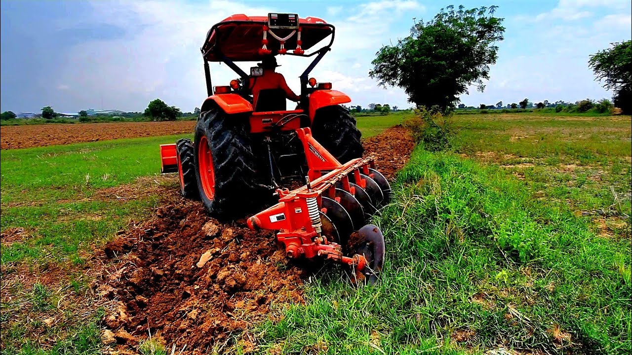 ត្រាក់ទ័រ kubota M6040 ភ្ជួដីស្រែដើម្បីព្រោះស្រូវKubota M6040 tractor plows rice fields sowing rice