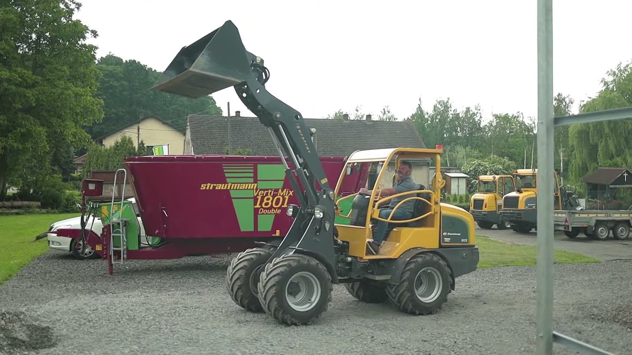 EUROTRAC W13-F típusú mini törzscsuklós rakodó munka közben