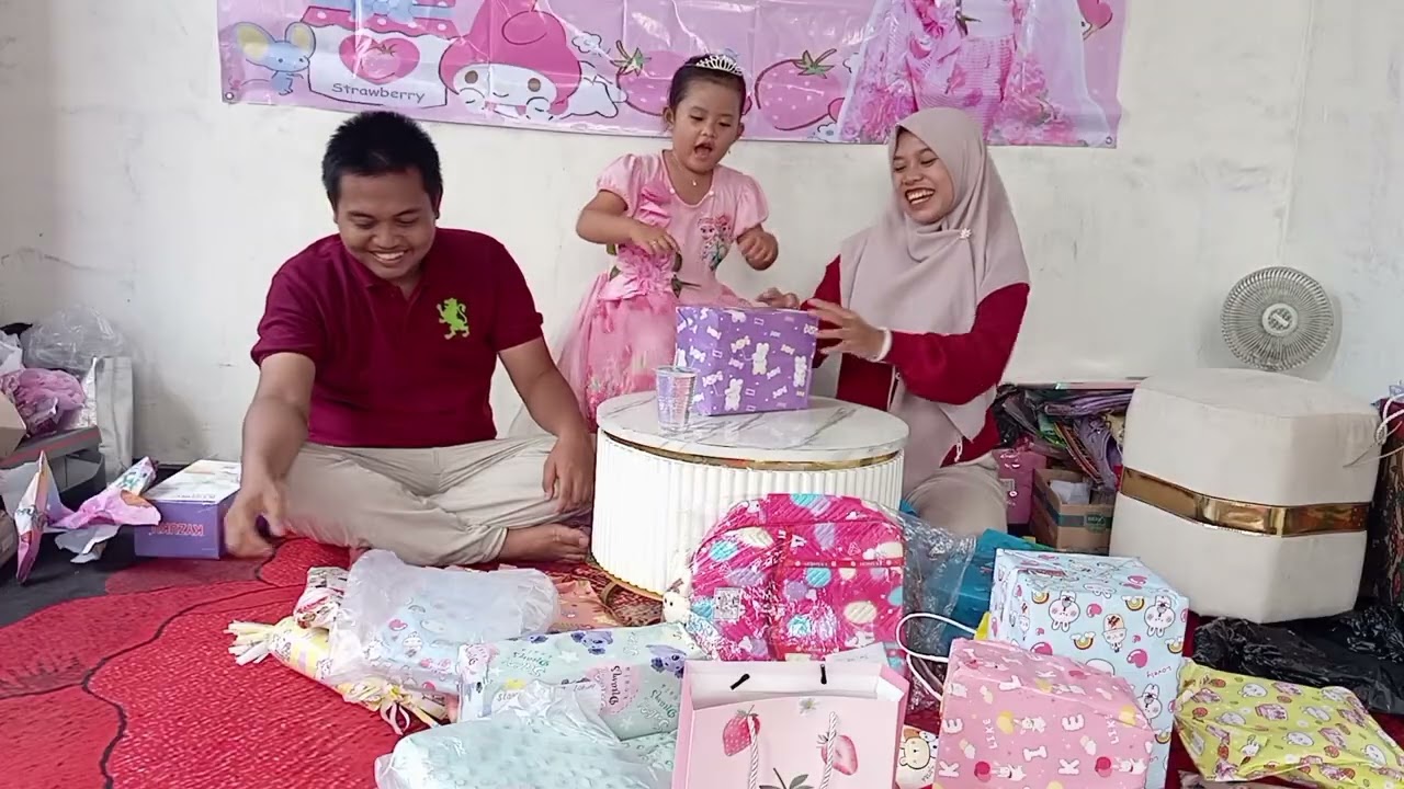 Unboxing Kado Ultah 5th Azzahra Eka Andira