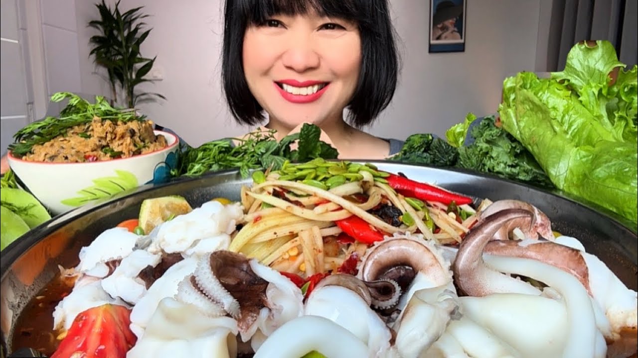 Thaifood ASMR ส้มตำหนวดหมึกแซบกรุบ ลาบปลาดุกฝีมือแม่ Papaya salad with squid tentacles MUKBANG SHOW