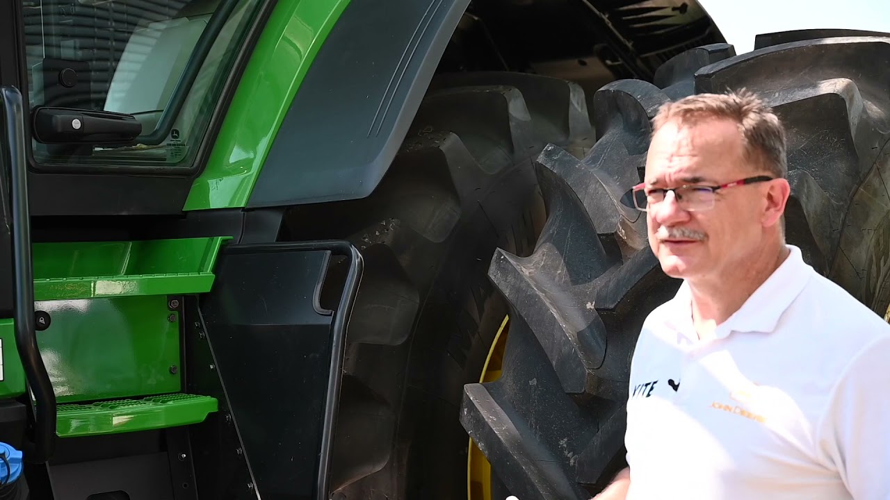 Mit keres egy BMW egy traktorvideóban? - Avagy az új John Deere 8R a mi szemünkkel
