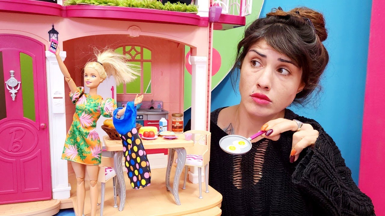Ümit ile Barbie videoları. Barbie yapacağı her şeyi sosyal medyada soruyor. Barbie oyunları
