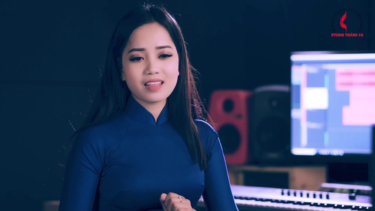 QUA ĐÒ NHỚ MẸ. Ca sỹ xinh đẹp và tài năng.