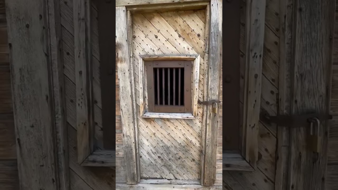 Исследуем заброшенный город-призрак Дикого Запада!