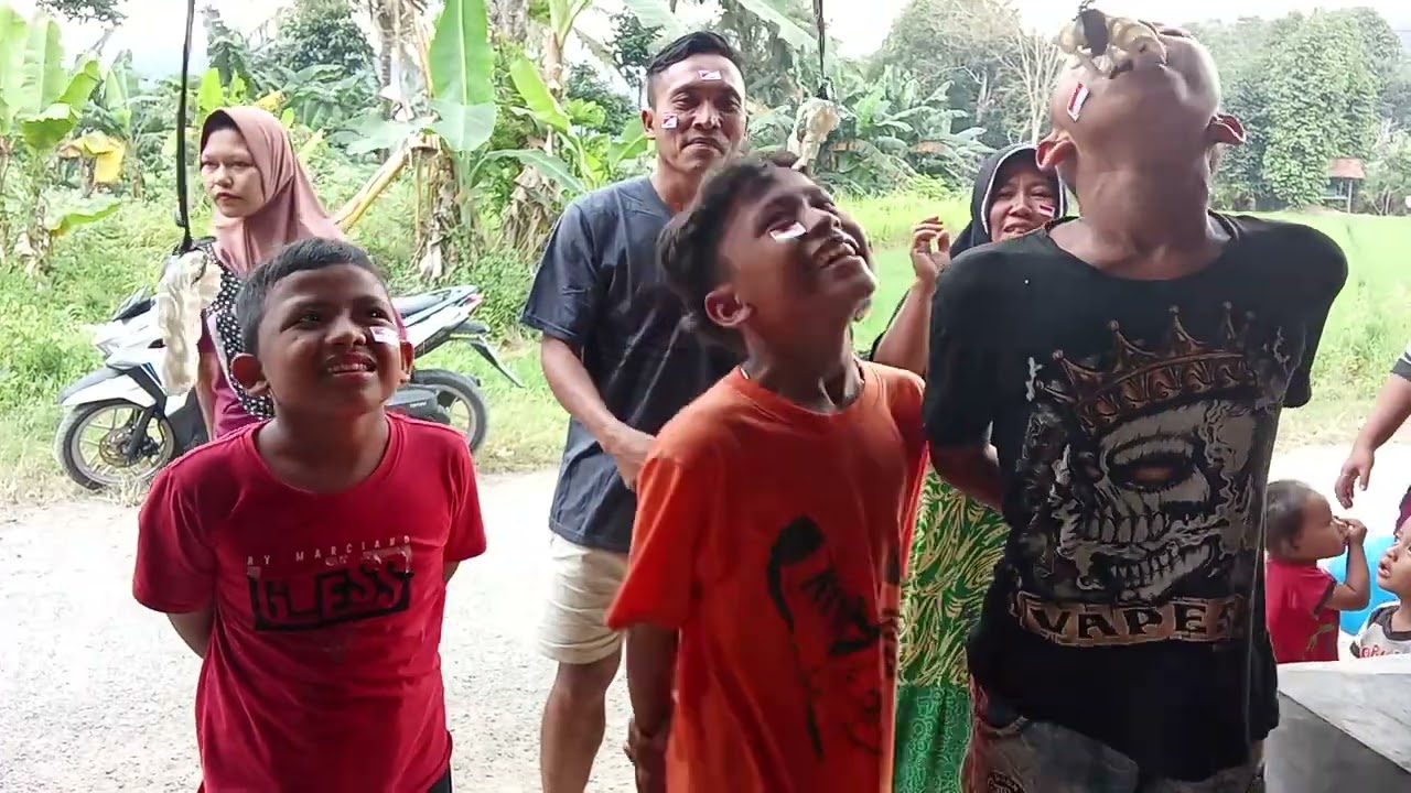 MENGIKUTI LOMBA AGUSTUSAN ??