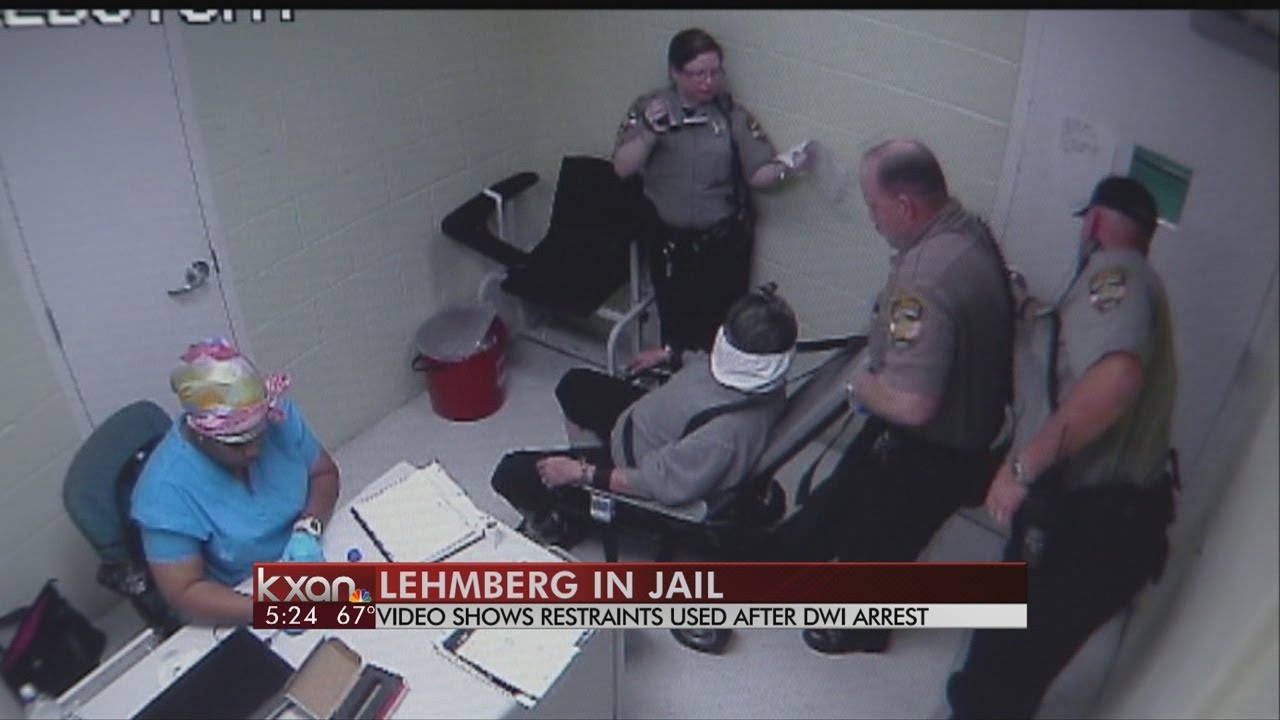 Jail video show Lehmberg kicking cell door