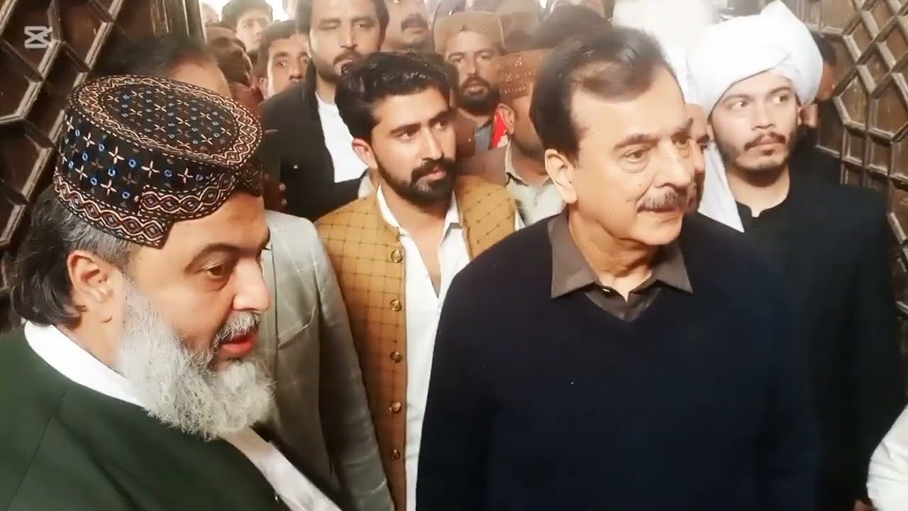 مخدوم سید علی حسن گیلانی کی قبر دیکھ کر  سابق وزیر اعظم سید یوسف رضا گیلانی بھی رو پڑے