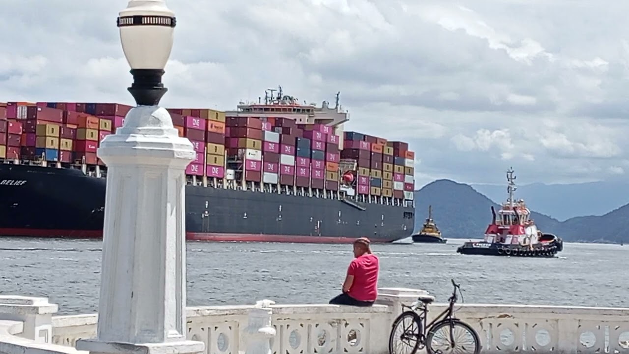 Um lindo porta container de 337 m chegando ao Porto de Santos