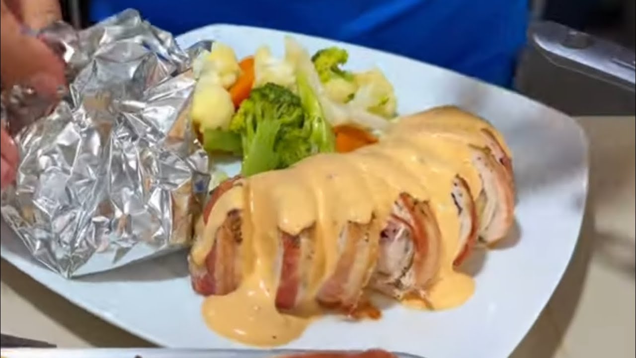 Pechugas rellenas, postre de durazno, fresas con chile y caldo de lengua de res