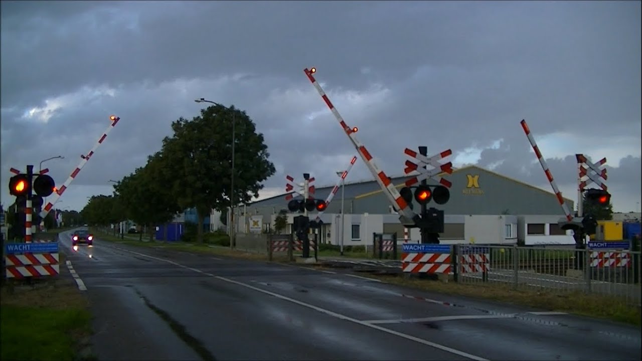 Spoorwegovergang Sappemeer // Dutch railroad crossing