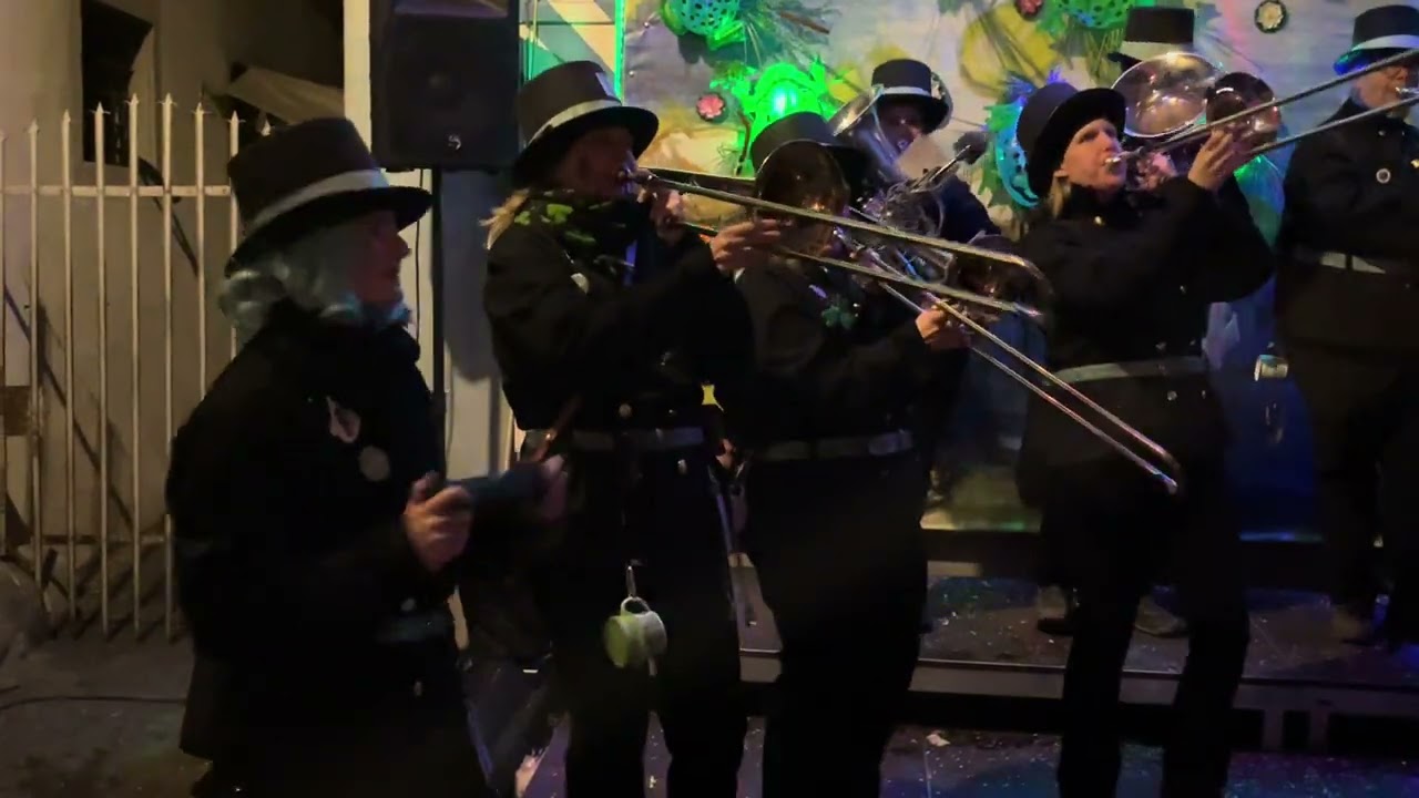 Grüenspan Brass live at the Lucerne Fasnacht 2025 – “Maria” by @BlondieMusicOfficial 🎶🎭