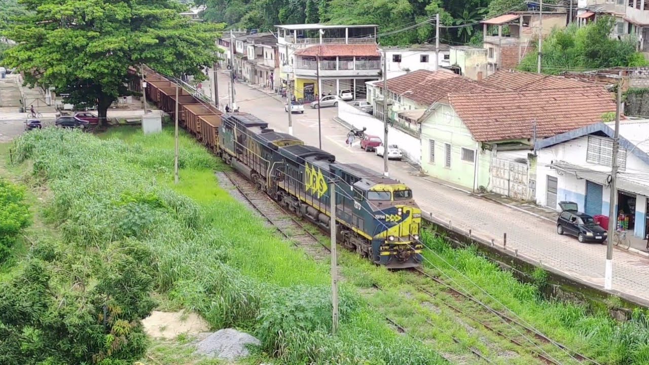 Vista aérea do trem de minério vazio realizando retorno em contrafluxo após bloqueio da via.