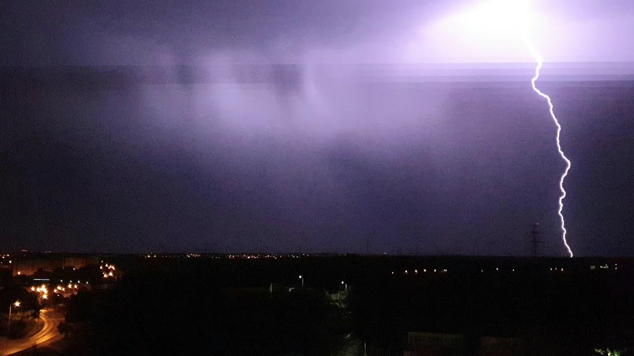 Trovoada perigosa potente com muitos relâmpagos. Lisboa.