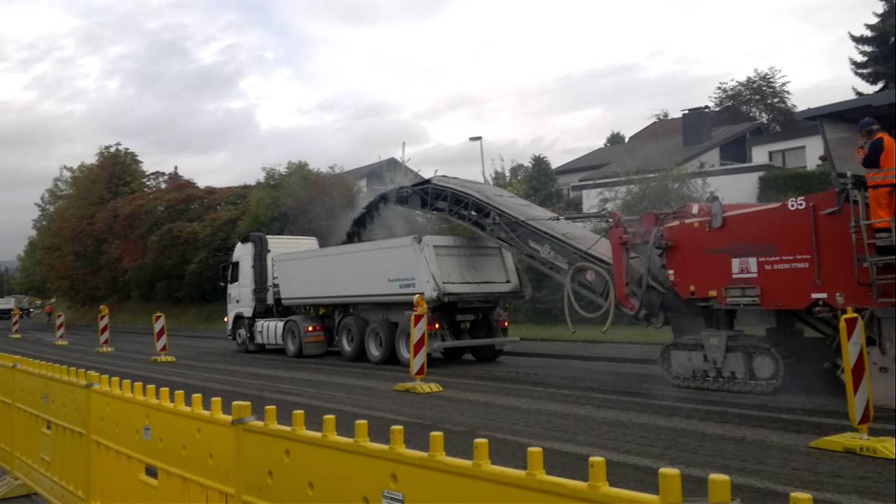 Asphaltfräse Wirtgen belädt LKW auf B457 in Nidda