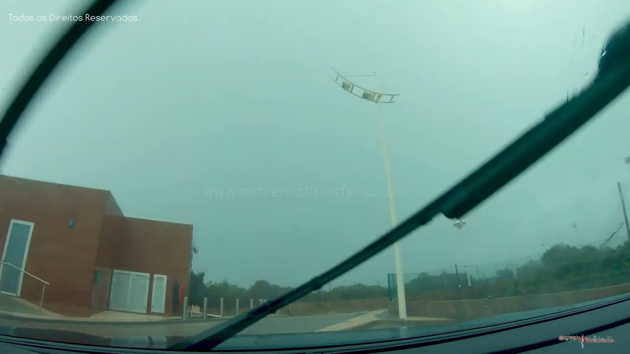 CLOSE ENCOUNTER WITH A TORNADO / STRONG RFD/INFLOW JET! ESTIVE DENTRO DO TORNADO EM FERRAGUDO