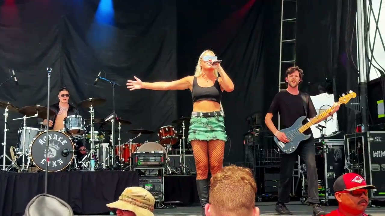 Royale Lynn - All Around Me (Flyleaf) Live (4K) 